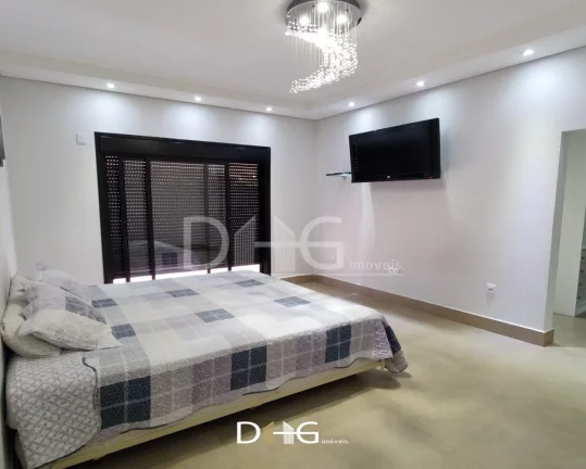Imagem Casa de alto padrão térrea com 03 suítes, com ar condicionado, suíte master conta com closet, banheiro já com duas cubas e dois chuveiros;