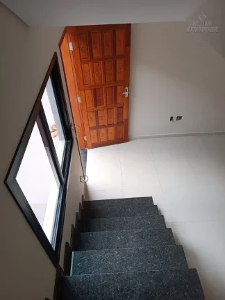 Imagem Casa tipo sobrado, independente , garagem c/vaga livre e quintal em São Vicente!