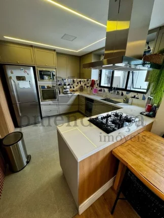 Imagem Apartamento no Alto da Lapa com 209m² pronto para morar, 3 suítes e 3 vagas.