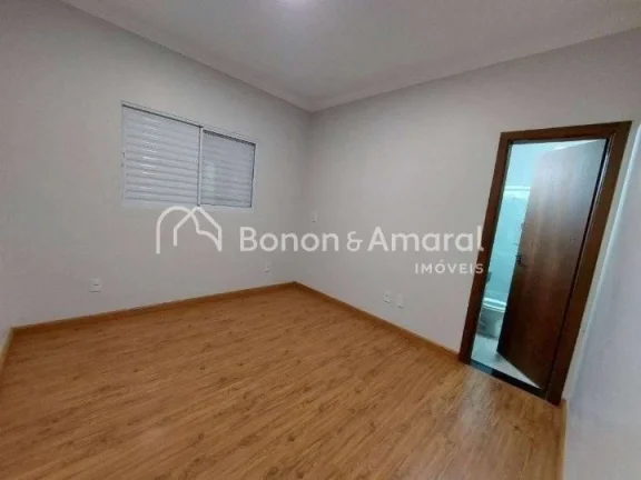 Imagem Esta encantadora residência de um único pavimento é um verdadeiro tesouro dentro do condomínio. ...