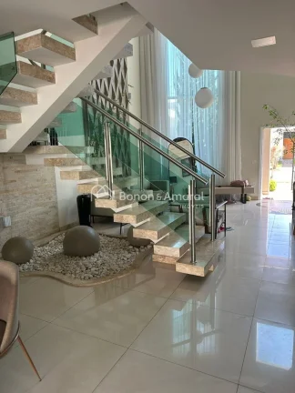 Imagem Destaques do Imóvel:

São 3 Suítes com Ar-Condicionado e Mobiliário Planejado: Suíte master com...