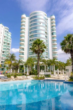 Imagem Apartamento mobiliado com área de lazer completa! 3 suítes e 3 vagas na Praia Brava em Itajaí