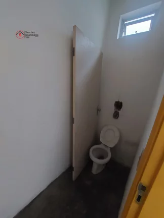 Imagem CASA ASSOBRADADA A VENDA, 500 METROS DE TERRENO. 4 DORMITÓRIOS, SENDO 2 SUITES (1 DELAS COM CLOSET E VARANDA), 2 SALAS GRANDES COM AR CONDICIONADO.