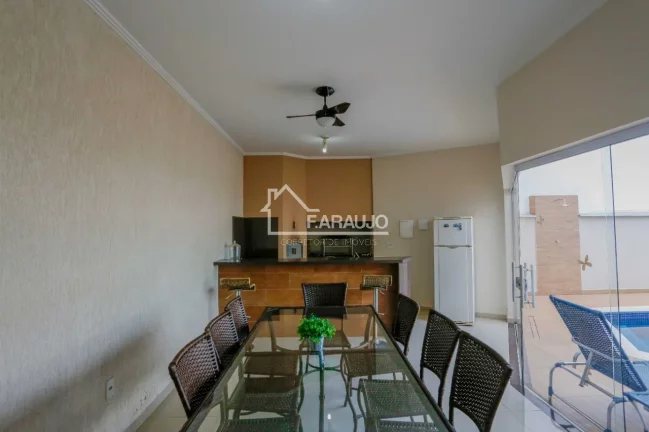Imagem Casa em Condomínio à venda em Villa dos Inglezes com 330m² 3 suítes, 4 vagas