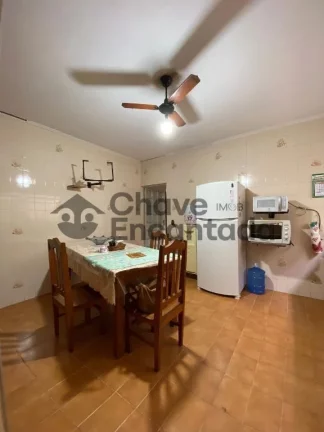 Imagem Casa grande com piscina e sustentabilidade.