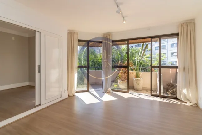 Imagem Imóvel de Alto Padrão na Vila Nova Conceição - 2 quartos, 2 suítes, 2 salas, 4 banheiros, 2 vagas, 127m² - São Paulo-SP