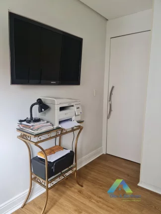 Imagem Apartamento recém reformado com 67m², 2 dormitórios, 1 suíte, 2 vagas de garagem coberta em localização privilegiada em área nobre a 500mts da Estação Metrô Chácara Klabin.