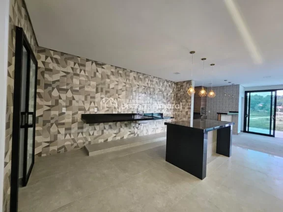 Imagem Moderna e recém-construída, esta casa térrea oferece conforto e elegância em cada detalhe. Com p...