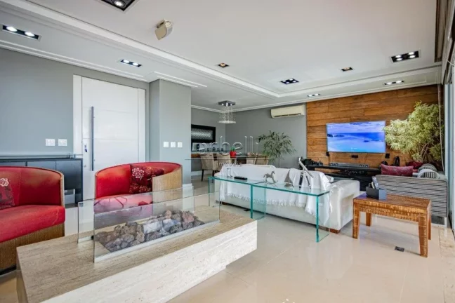 Imagem Apartamento com 206 M², 4 dormitórios sendo 3 suítes com varanda na suíte do casal, elevador soc...