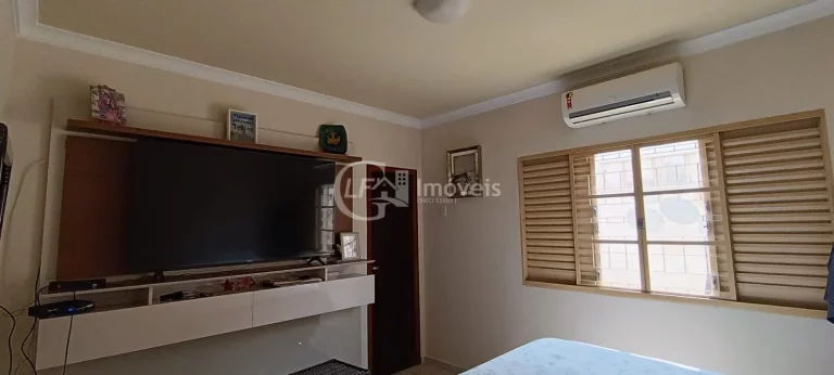 Imagem Oportunidade Única! Terreno Amplo com Casa Completa e Sofisticada