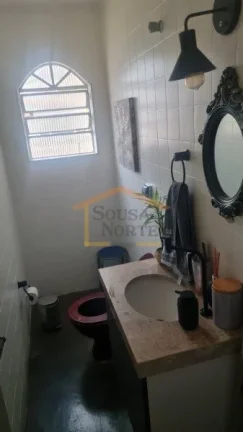 Imagem Sobrado com 198 m² de área construída, com elétrica e hidráulica atualizadas. Possui 2 dormitó...