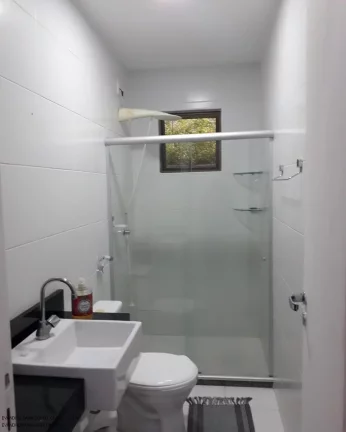 Imagem Casa de Alto Padrão em Condomínio à Venda em Camaçari-BA - 3 quartos, 1 suíte, 2 salas, 1 banheiro, 4 vagas, 130,00 m².
