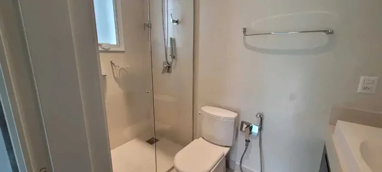 Imagem Apartamento mobiliado em condomínio fechado com 3 dormitórios sendo 1 suíte e 2 vagas de garagem em Itajaí/SC