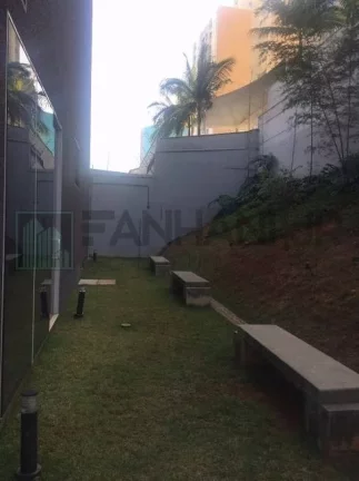 Imagem Venha se encantar com este imóvel de alto padrão, perfeito para sua empresa! Com uma fachada revestida em vidro sobre estrutura metálica, este prédio
