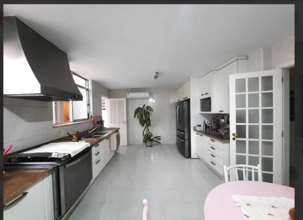 Imagem Apartamento todo reformado classe AA vista lateral mar e varanda