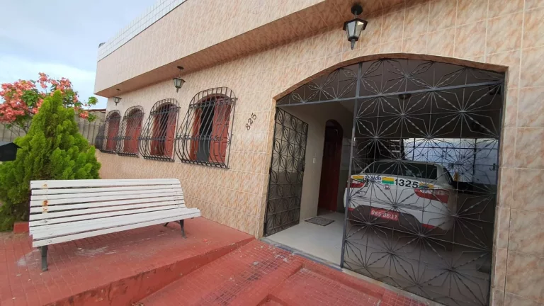 Imagem Casa na Suíssa à venda com 6 quartos, suíte e garagem - Confira!