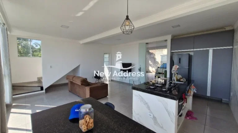 Imagem Casa triplex com vista privilegiada de Vila Velha, sala ampla, suíte com closet e garagem para até 3 carros. Imóvel espaçoso e bem distribuído.