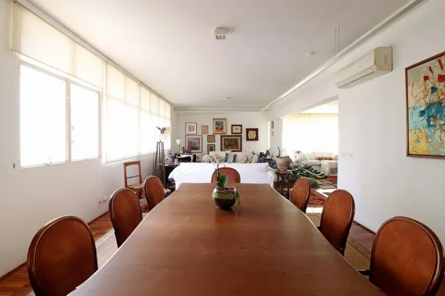 Imagem Apartamento 236 M², 1 por andar, hall fechado, 2Q, 2 Suítes, 3 banheiros, 2 vagas, ar split, lareira, próximo ao metrô, janela antirruído.