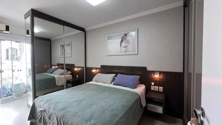 Imagem Apartamento com 2 dormitórios sendo 1 suíte e 2 vagas de garagem no Centro de Balneário Camboriú/SC