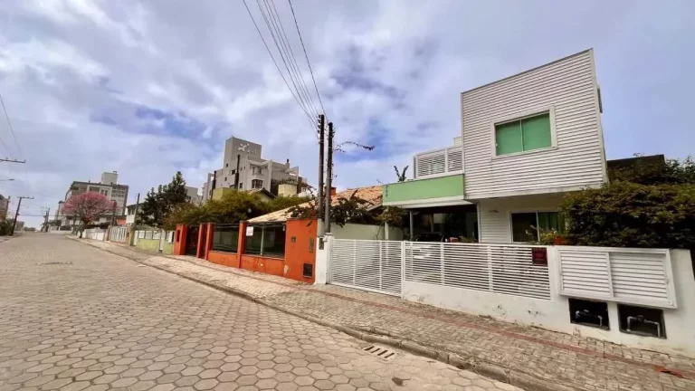 Imagem Casa com 3 dormitórios sendo 2 suítes e 1 vaga, a 150m do mar em Bombinhas/SC
