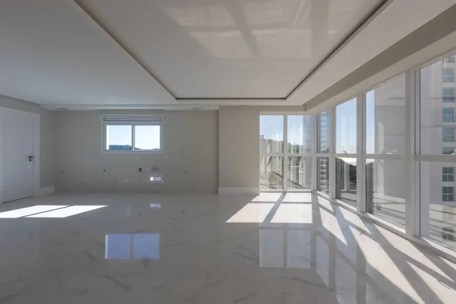 Imagem Apartamento vista mar e andar alto! Com 4 suítes e 3 vagas no Bairro Pioneiros em Balneário Camboriú