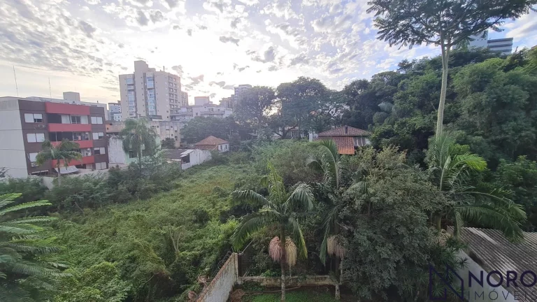 Imagem Apartamento Central de 3 Dormitórios com Suíte e Garagem - Semi Mobiliado