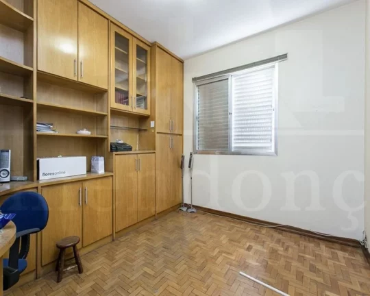 Imagem Apartamento amplo com piso de tacos, living para 02 ambientes, lavabo, 04 dormitórios sendo 01 suí...