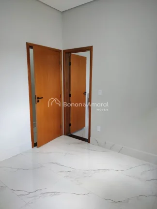 Imagem Esta casa térrea de 166 metros quadrados é uma joia de elegância e conforto. Com três quartos, s...