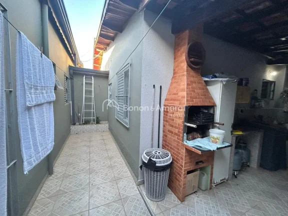 Imagem Casa em rua tranquila, recentemente pintada, com garagem para até 5 carros. Possui sala de estar, s...