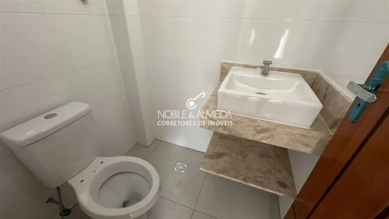 Imagem Fino acabamento, piscina e 2 vagas de garagem privativas.