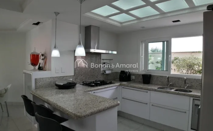 Imagem Belíssima casa mobiliada em um condomínio de alto padrão, com terreno de 1000 m² e excelente aca...