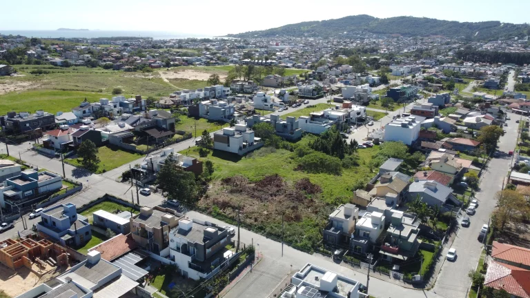 Imagem Terrenos 687m² no Ambrósio, Garopaba. 5 min do mar. Matrícula e viabilidade. Oportunidade!