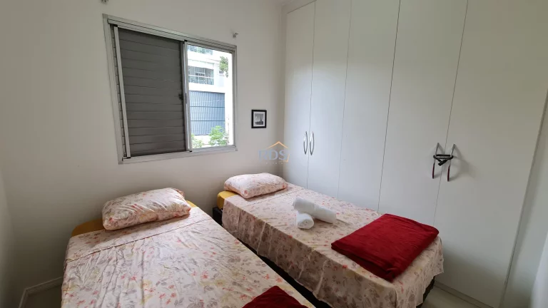 Imagem Vende um aconchegante apartamento de 51m², com dois dormitórios sendo uma suíte, uma vaga coberta