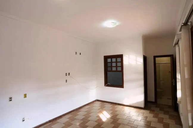 Imagem Casa com aproximadamente 200m² em um lote de 360m² de área, ideal para quem busca espaço, confor...