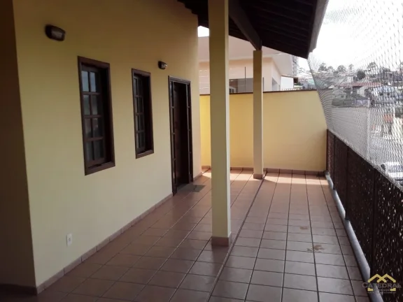 Imagem Sobrado com 3 quartos (1 suíte), garagem para 6 carros e edícula nos fundos