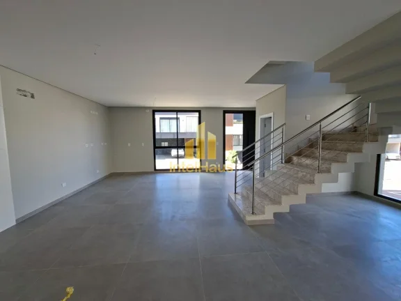 Imagem Apresentamos este sobrado recém-construído no Residencial Alto Boulevard, com arquitetura contempo...