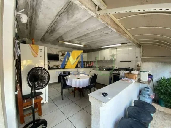 Imagem Casa à Venda com 228m², 2 dormitórios, 1 suíte, 1 sala e 4 vagas!!!