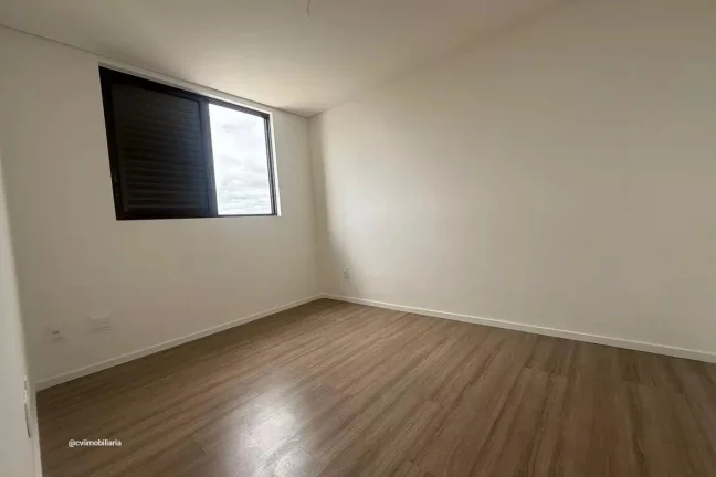 Imagem Este espaçoso apartamento está localizado na vibrante cidade de Belo Horizonte. Com quatro quartos...