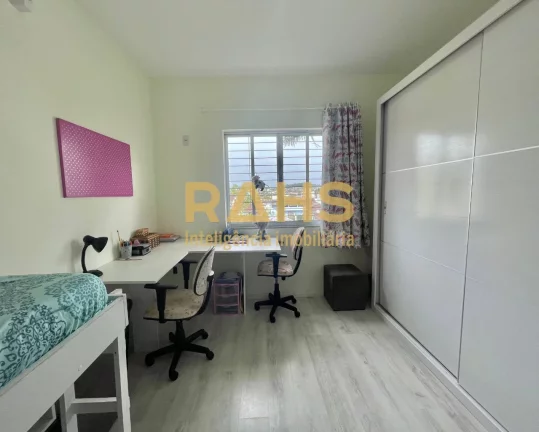 Imagem Casa Plana Parcialmente Averbada, aceita financiamento, com 1 suíte e 2 quartos, 2 vagas de garagem...