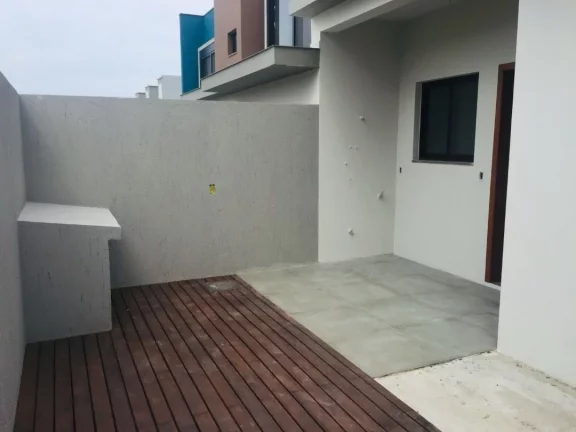 Imagem Casa de alto padrão em Ambrósio: luxo, conforto e deck com churrasqueira em Garopaba-SC!