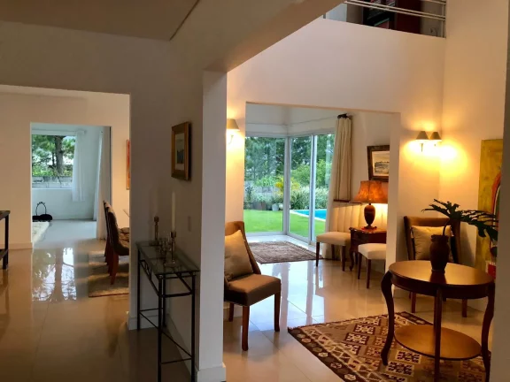 Imagem Luxuosa Casa de Alto Padrão no Jardim Panorâmico, Garopaba-SC: Conforto e Sofisticação!