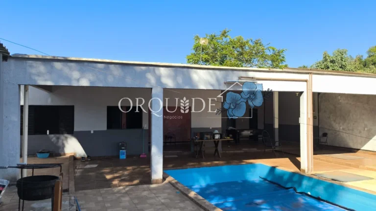 Imagem Chácara à venda à apenas 4 Km de Santo Antônio da Barra-GO, Setor Central: 5 quartos, 1 sala. Imperdível oportunidade!