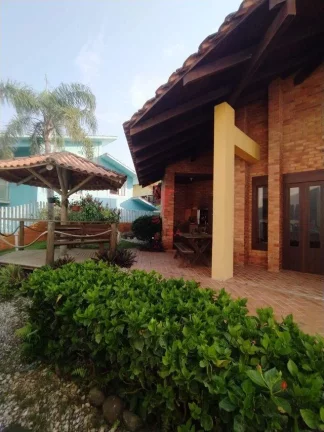 Imagem Casa na Praia com 5 Vagas de Garagem, frente mar , em Balneário Piçarras, Santa Catarina