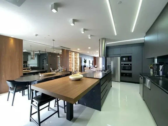 Imagem Apartamento mobiliado com 5 dormitórios sendo 4 suítes e 3 vagas de garagem em Balneário Camboriú