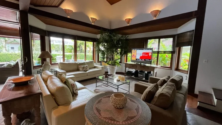 Imagem CASA EM CONDOMINIO COM 4 DORMITÓRIOS SENDO 3 SUÍTES,3 VAGAS DE GARAGEM,VARANDA GOURMET COM CHURRASQUEIRA E PISCINA.