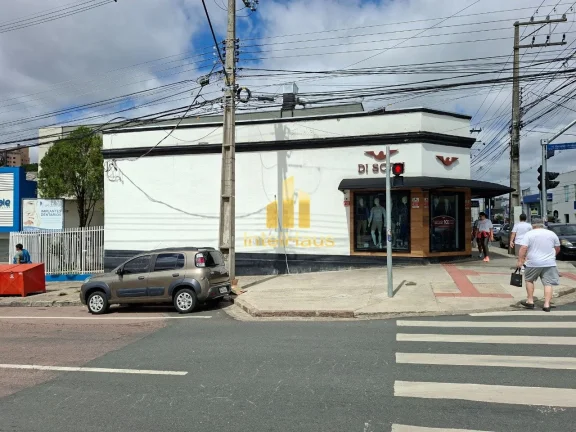 Imagem Imóvel comercial à venda em localização estratégica no Bacacheri, em terreno de esquina com gra...