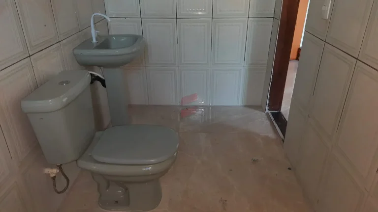 Imagem VENDO UMA BELÍSSIMA CASA EM PIRAQUARA
BAIRRO : JARDIM SANTA HELENATerreno com 560 metros quadrados sendo 14x40, área construída 144m2
A casa disponibiliza de: 
- 3 suites e mais 1 banheiro social
- Banheiros com box e revestimento de porcelanato
- Sala de