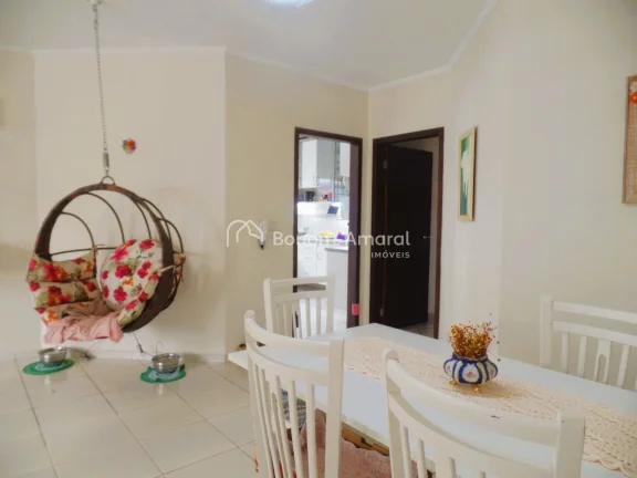 Imagem Ótima localização no bairro!
Casa muito agradável, com 3 quartos, sendo 1 suíte, com closet.
Sa...