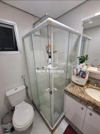 Imagem Apartamento Sol da Manhã reformado a poucos passos da praia de Itapoã, 96 m², 2 quartos com suíte, varanda gigante e 2 vagas em prédio de alto padrão.