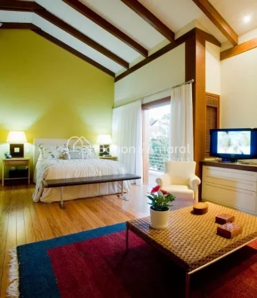 Imagem Casa com arquitetura diferenciada no condomínio Alphaville Campinas. A espaçosa residência possui...